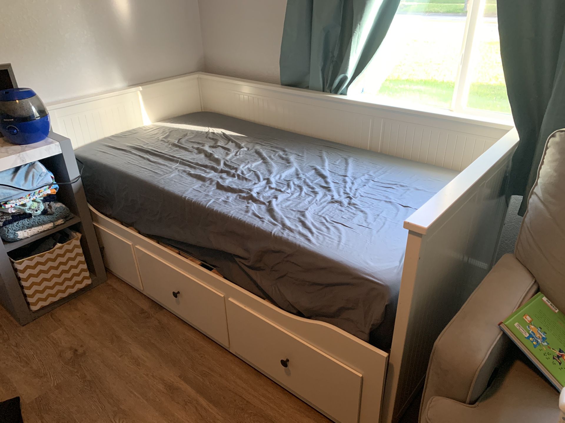 IKEA Hemnes Daybed - Twin to king convertible