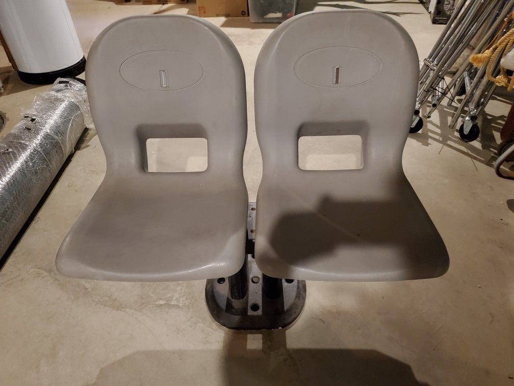 Pontoon boat seats