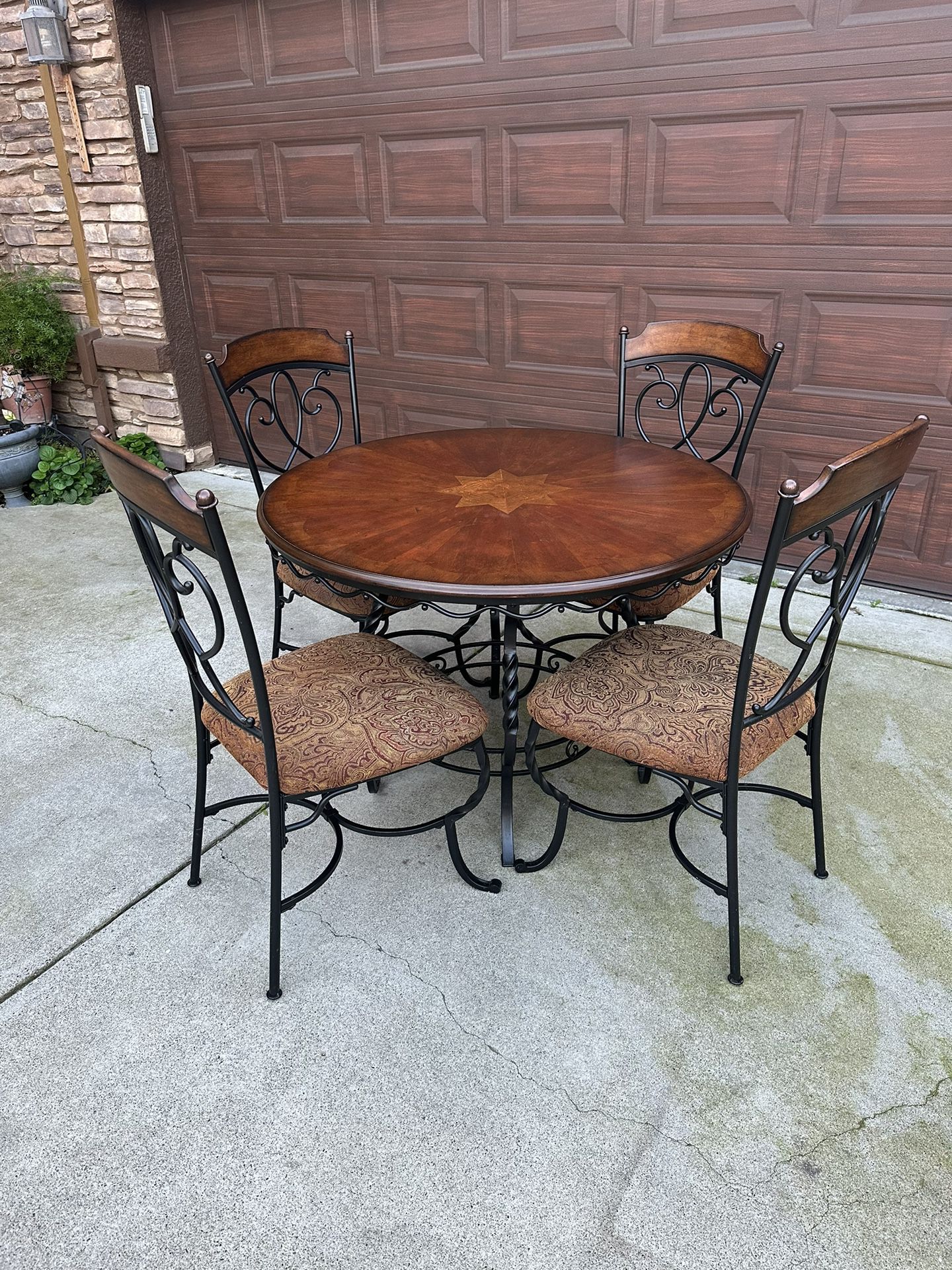Nola Round Table with Wood Top and Metal Pedestal Base & 4 Side Chairs by Ashley Furniture