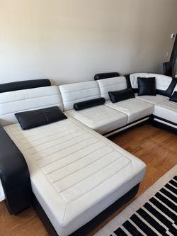 Modern White & Black U- shaped sectional sofa - excellent condition
