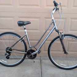 700x38c. GIANT CYPRESS WOMENS HYBRID BIKE. (M). ALUMINUM 21 SPEEDS. DUAL SUSPENSIÓN - comfort series-. Freshly túne up 