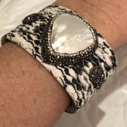 LADIES CHARM STATEMENT CUFF SPARKLY BRACELET VINTAGE AWESOME HEART DESIGN