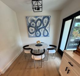 Williams Sonoma 5 Pc Tulip Pedestal Dining Table, 42 Round, Polished Nickel Base, Carrara Marble Top with 4 armchairs