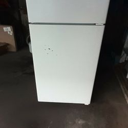 FREE WORKING  REFRIGERATOR 