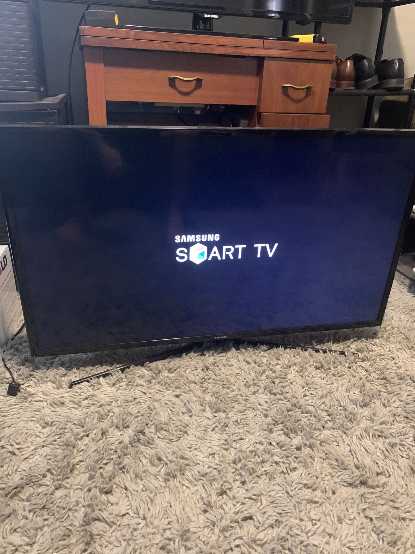 Class J520D Samsung 40” full LED Smart TV!