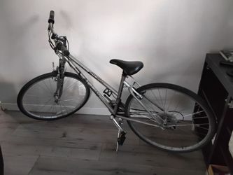 Columbia journey aluminum frame bike excel condition hybrid ready to ride new tires.