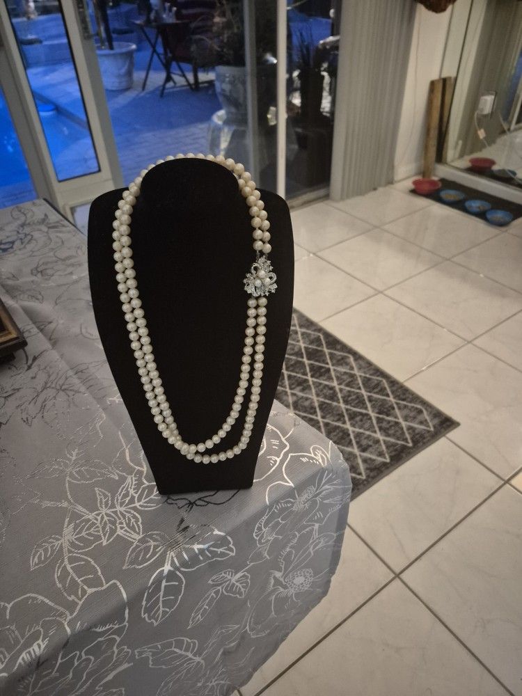 Pearl Wth A Dimond Look Brooch Elegant