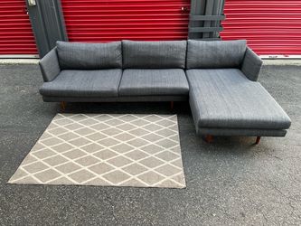 Sectional Couch!! Delivery Available 🚚!! Dimensions: 113” Length x 30”Height x 34” Depth ( 63” Depth Chaise)
