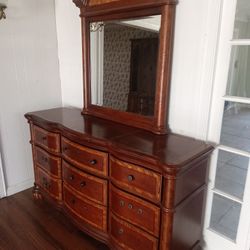 Dresser With Mirror