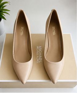 Michael Kors nude pumps
Size: 11