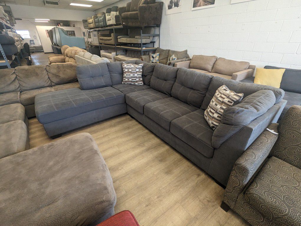 Free Delivery! Grey Modern Sectional Couch With Chaise 