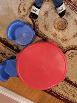 Little Takes Round Table with 2 Chairs Like New 