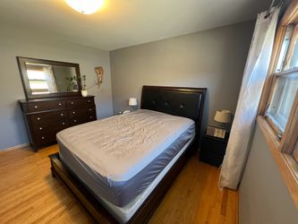 Queen mattress ( medium firm ) and box spring set
