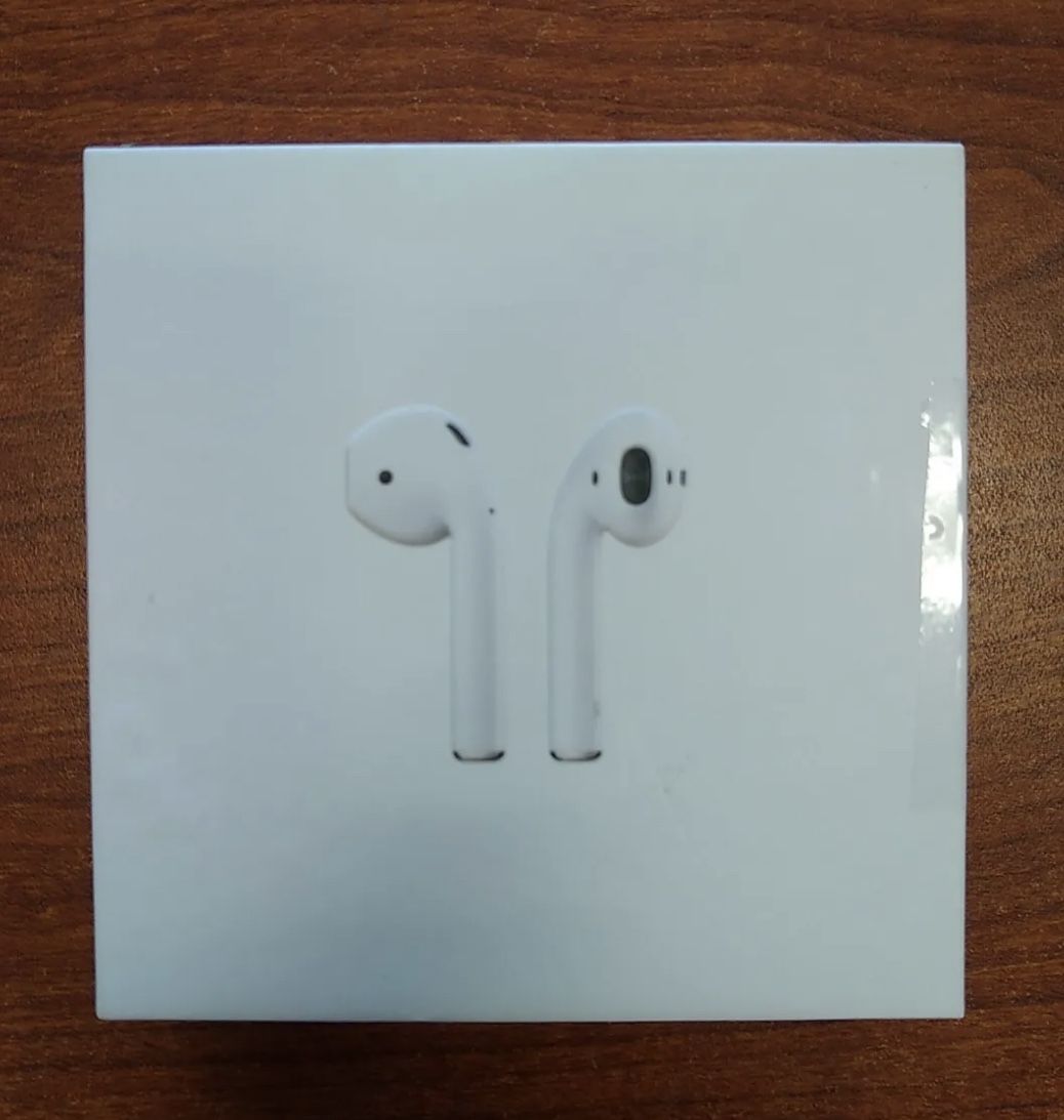 Apple AirPods 2nd Generation Wireless Earbuds & wired Charging Case Used