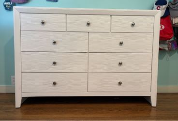 Living Spaces 38” White 9 Drawer Dresser