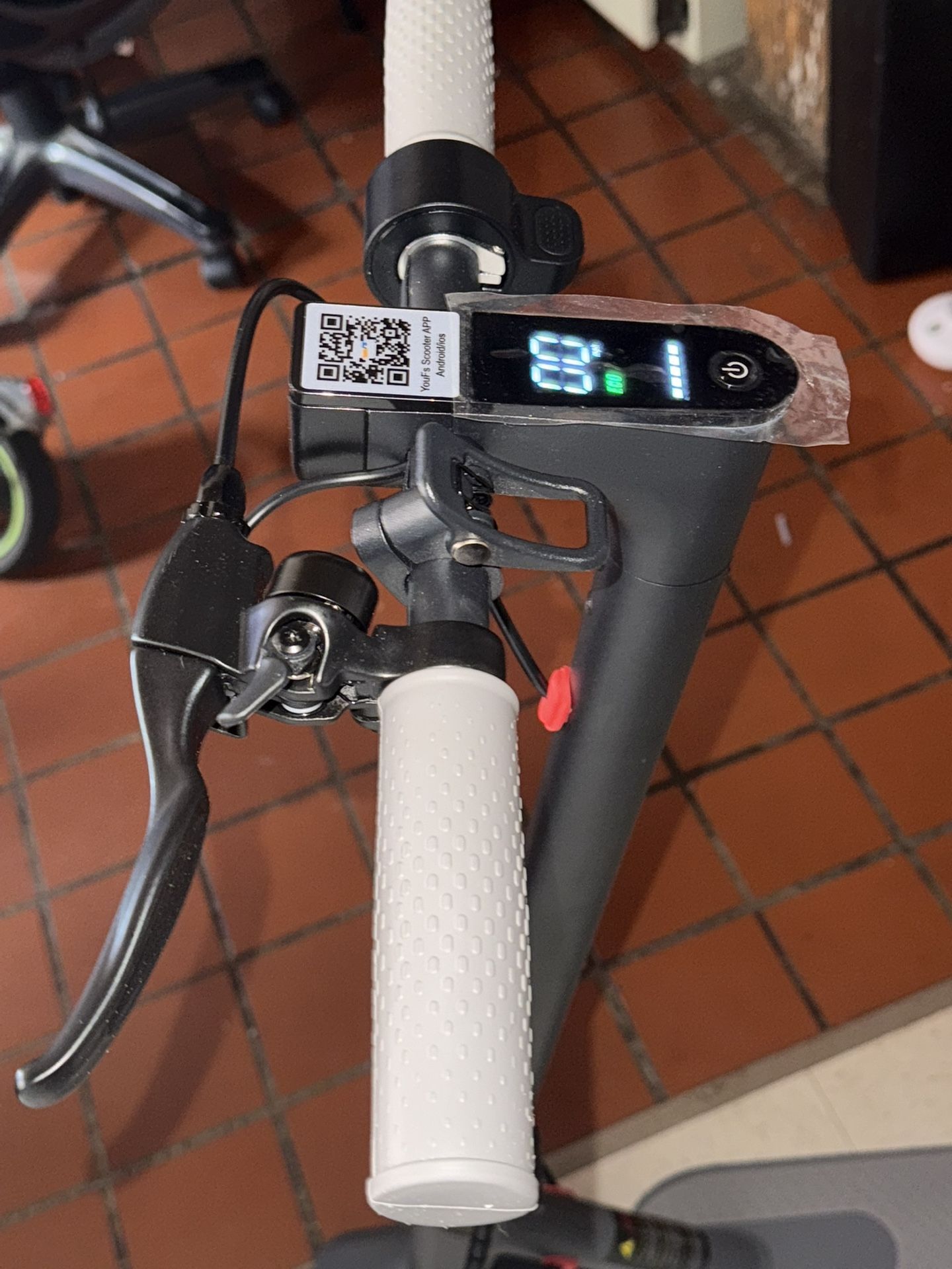 Electric Scooter – 350W motor, goes up to 25 MPH, rides up to 21 miles.
