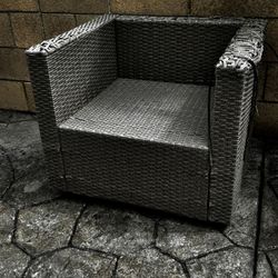 1 Free Wicker Chair. Pick Up Santee. With Cushion