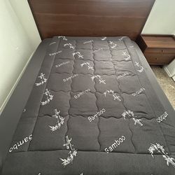 2 bedside tables, 1 bed, 2 drawers one with mirror.