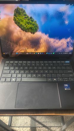 Selling HP OmniBook Ultra 14” Laptop w/ Xbox Controller and Laptop Accessories