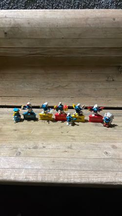 8 vintage Smurf characters.