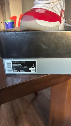 Air Jordan 11 Retro Cherry Size 9