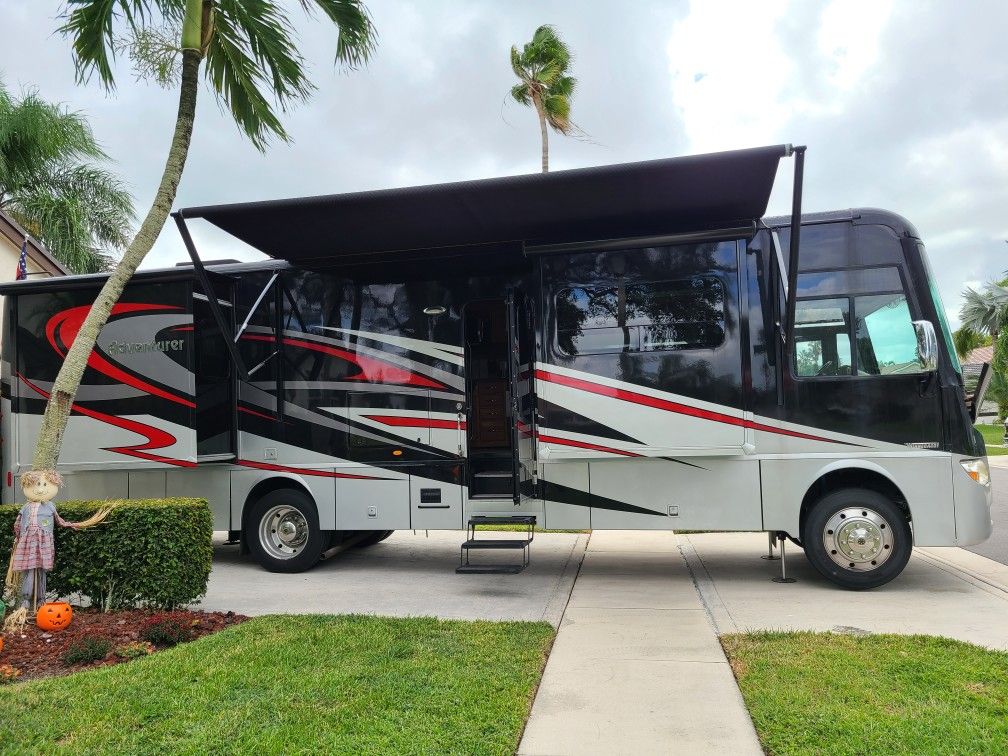 2015 Winnebago Adventurer