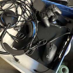 PS4 With Two Controllers Gaming Mouse And Headset 