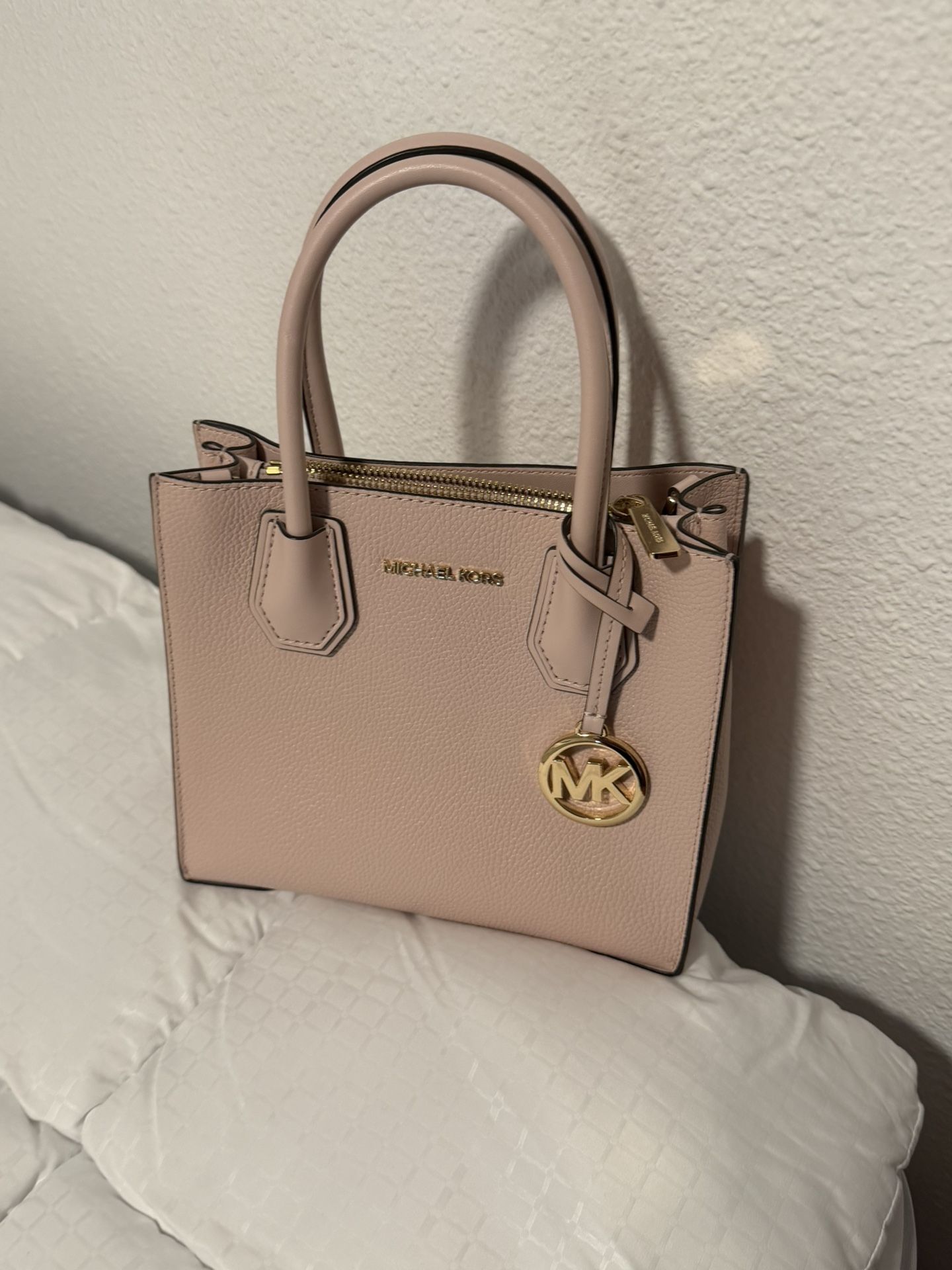 Michael Kors Leather Purse Come With Long Strap In Perfect Clean Condition