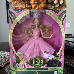 Universal Pictures' Wicked Deluxe Glinda 11" Fashion Doll and Accessories