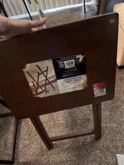 Folding tray table