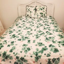 Beautiful Green And White  Ivey Plant With Pink Flowers Comforter Set...Size Full/Queen..Comes With 2 Pillow Shams And Comforter..Like NEW!