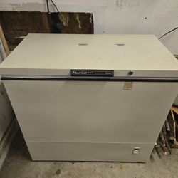 Vintage Amana Chest Deep Freezer - Works Great! MUST SELL QUICK!!