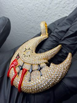 VVS Moissanite (moon face) pendant