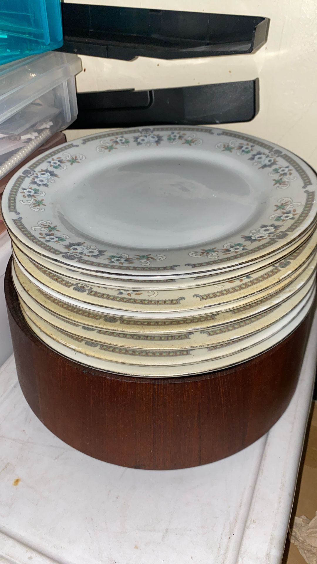 (8)china Plates (8) China Tea Cups (7) Small Plates