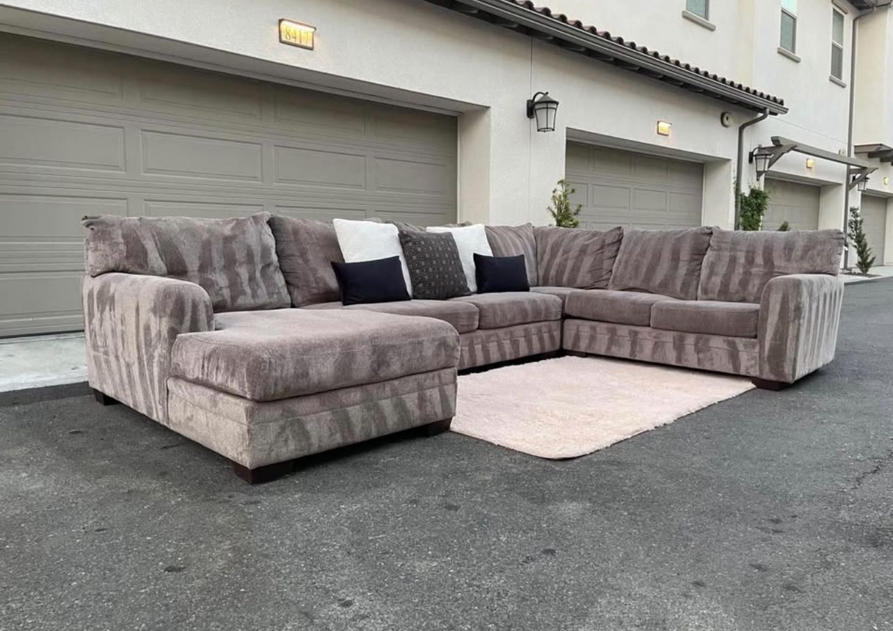 Stunning Gray Sectional Couch In Perfect Condition - Free Delivery 🚚