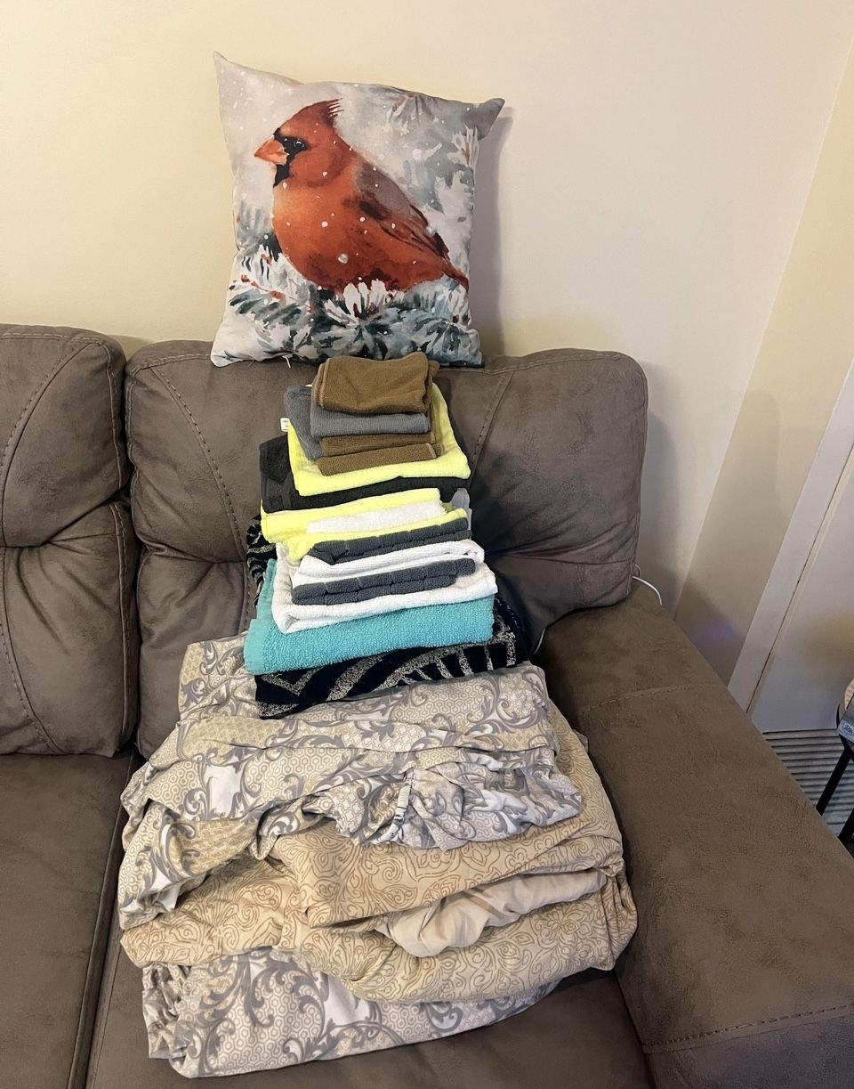2 Large Bags Full Of Towels , Bed Sheets Set , Pillowcase , Throw Pillows All For $50 Selling All Together Pickup Gaithersburg Md20877