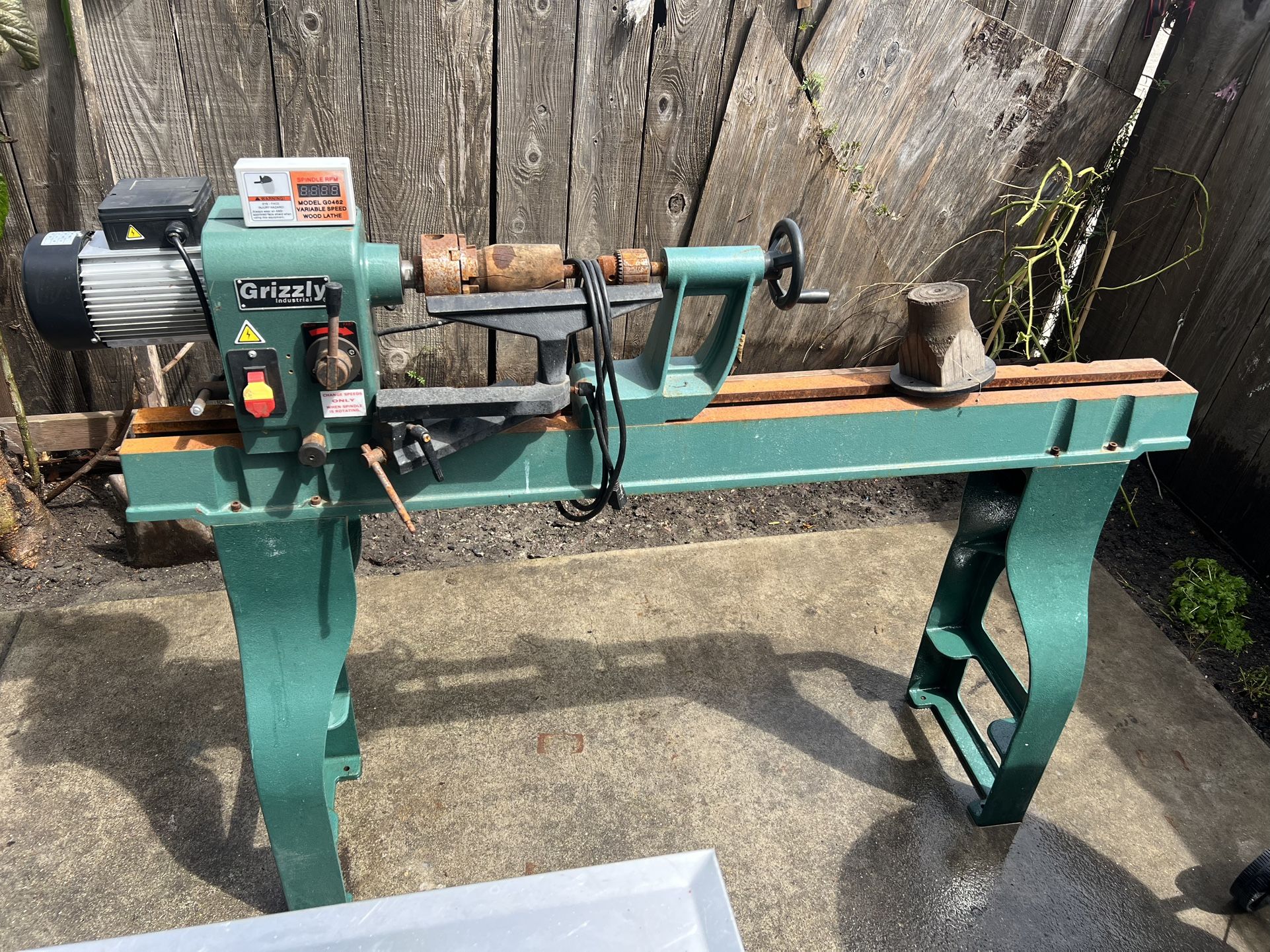 Grizzly G0462 - 16" x 46" Wood Lathe with DRO