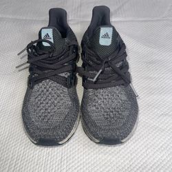  Size 7.5- adidas UltraBoost 4.0 Triple BlackGreat condition. Some dirt stains on the white rubber sides of the shoes and soilage on the soles. Please