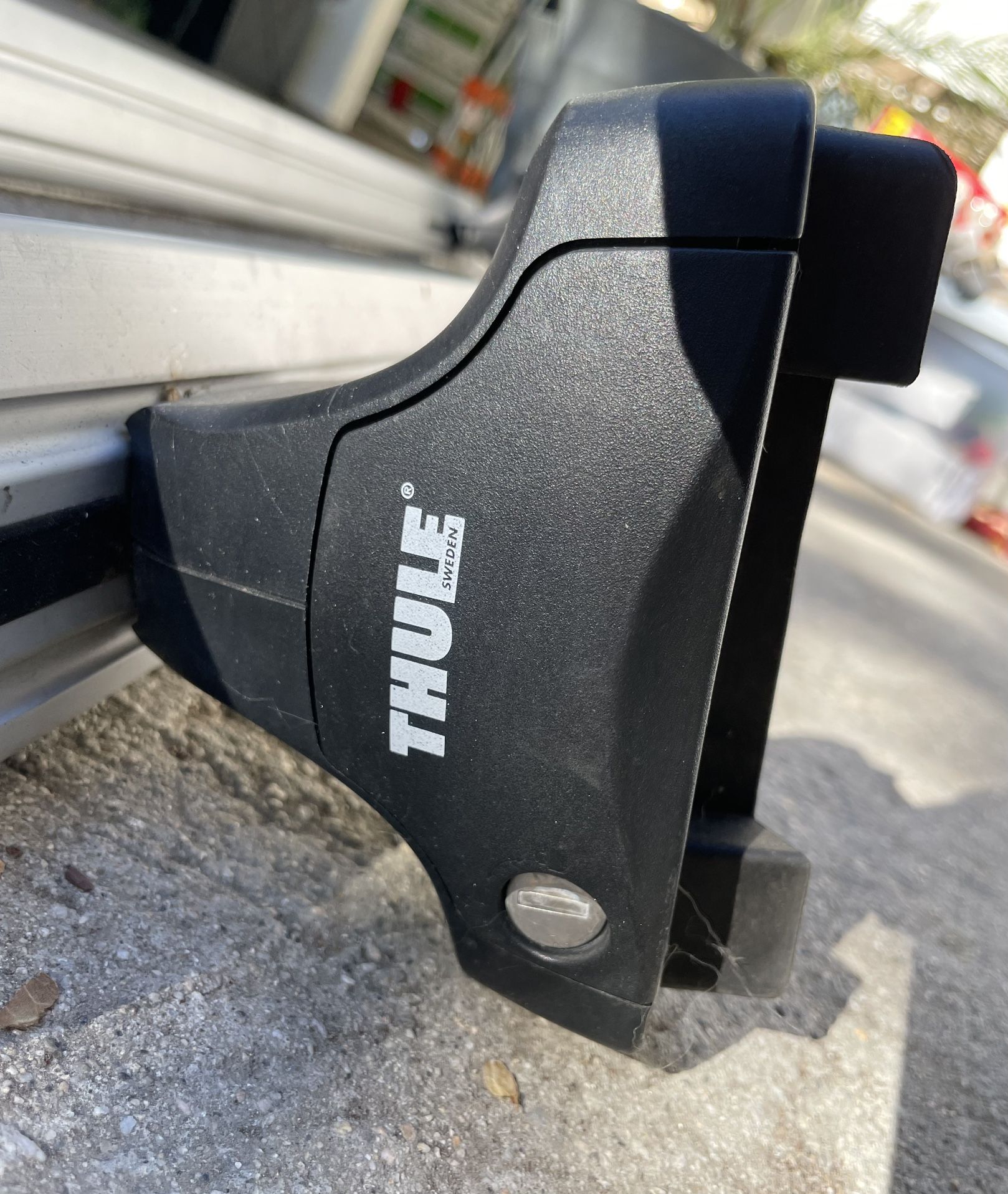 Thule Aeroblade ARB53 Silver with 480R Traverse Bar for Sale in Los