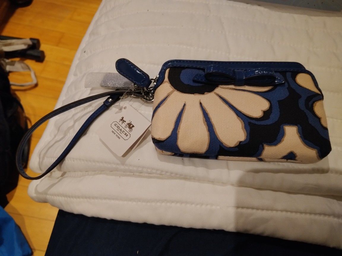Coach Wristlet Blue and White Flowers w 2 Pockets