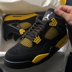 Jordan 4 “Thunder”