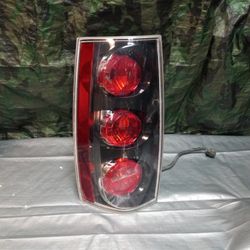 2007-14 GMC Yukon Denali Left Tail Light (Body Parts)
