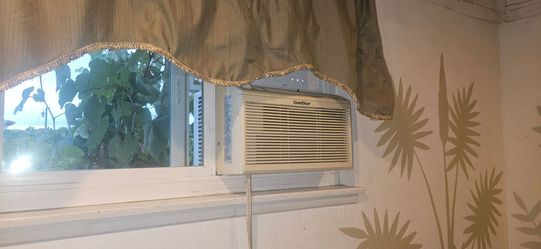 GoldStar Window Air Conditioner Unit