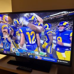 Smart TV, SAMSUNG 42”.  Perfect Condition, Vivid HD Picture, Very Little Use. Original Samsung Remote.