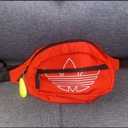 Adidas Crossbody Fanny pack - $5 😎🔥