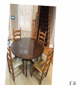 Beautiful Table w Chairs