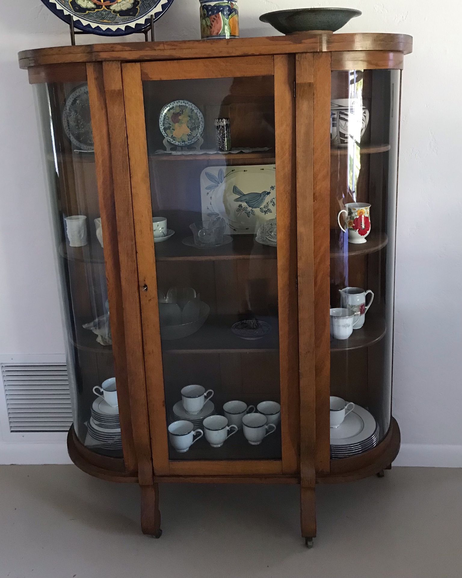 China Cabinet With Curved Glass