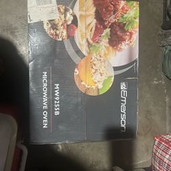 New Emerson Microwave Oven