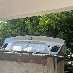BMW 325i 2002 Trunk