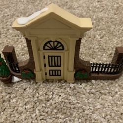 Department 56 Disney Parks Village Series Olde World Antiques Gate Accessory